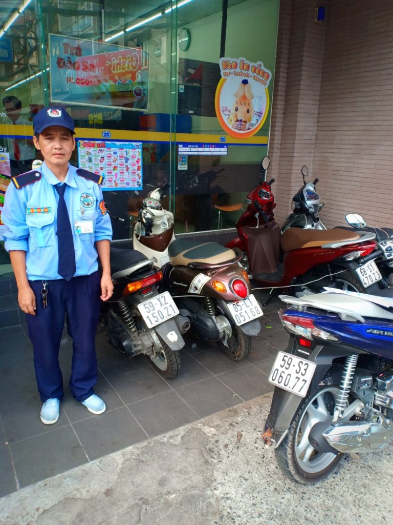 Dịch vụ bảo vệ quán ăn uy tín chất lượng 2 Bảo vệ quán ăn cần có thái độ lịch sự, tác phong sạch sẽ gọn gàng