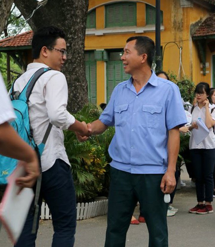 tuyển bảo vệ trường học