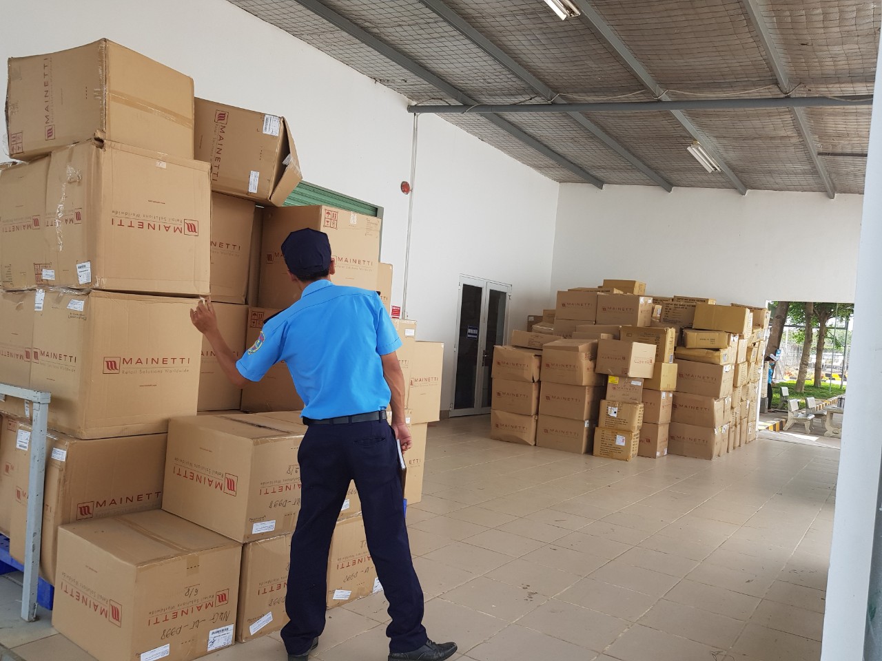 Dịch vụ bảo vệ kho xưởng, kho hàng uy tín, giá rẻ 1 Nhân viên bảo vệ giúp ngăn chặn và kiểm soát tình trạng mất hàng hóa