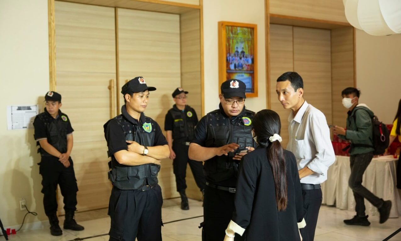 Nhân viên bảo vệ Kubet nghiêm túc làm việc Công ty dịch vụ bảo vệ tại KCN Tân Thới Hiệp 4