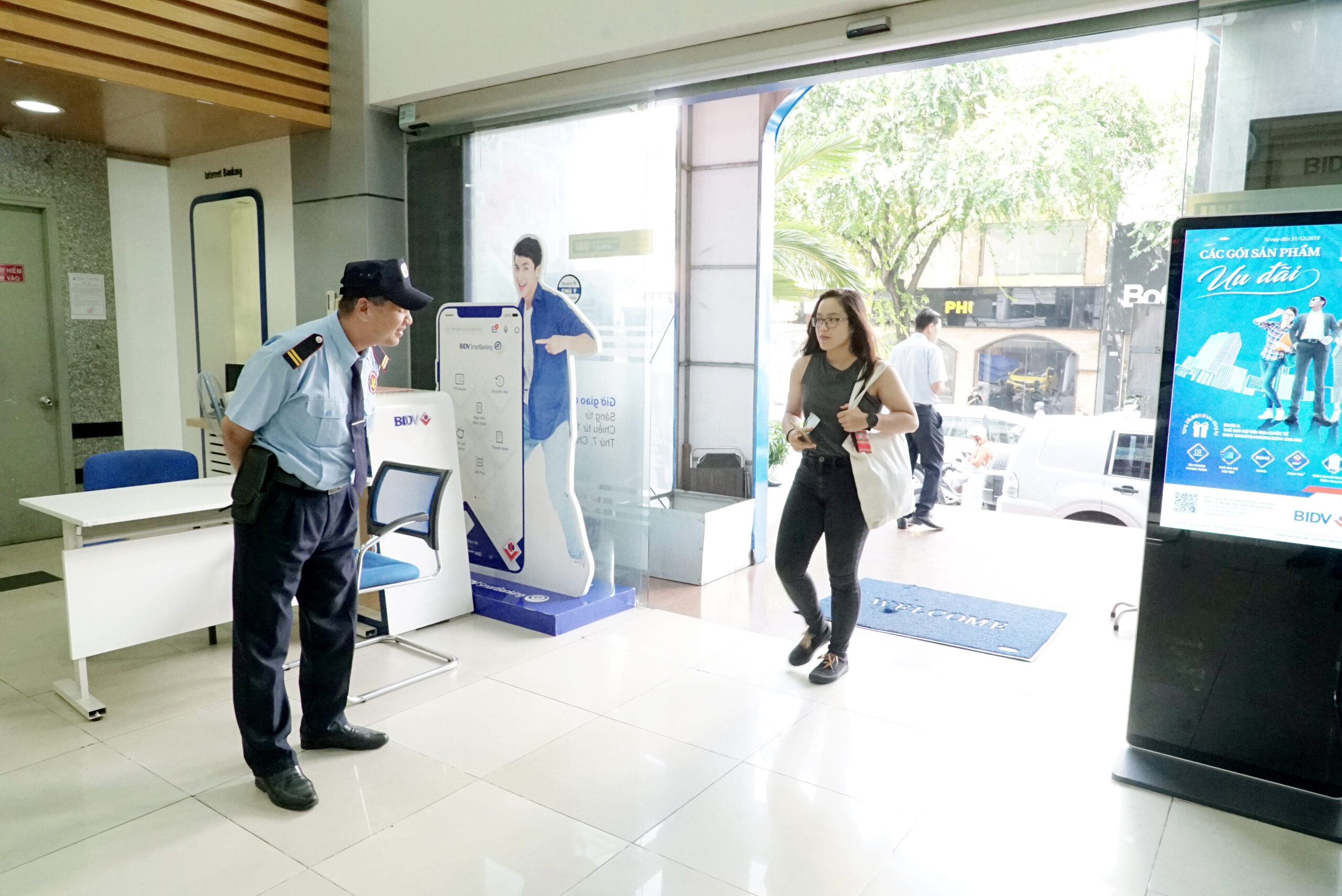 Dịch vụ bảo vệ cửa hàng Kubet tại Tp.HCM 3 bảo vệ các cửa hàng, shop