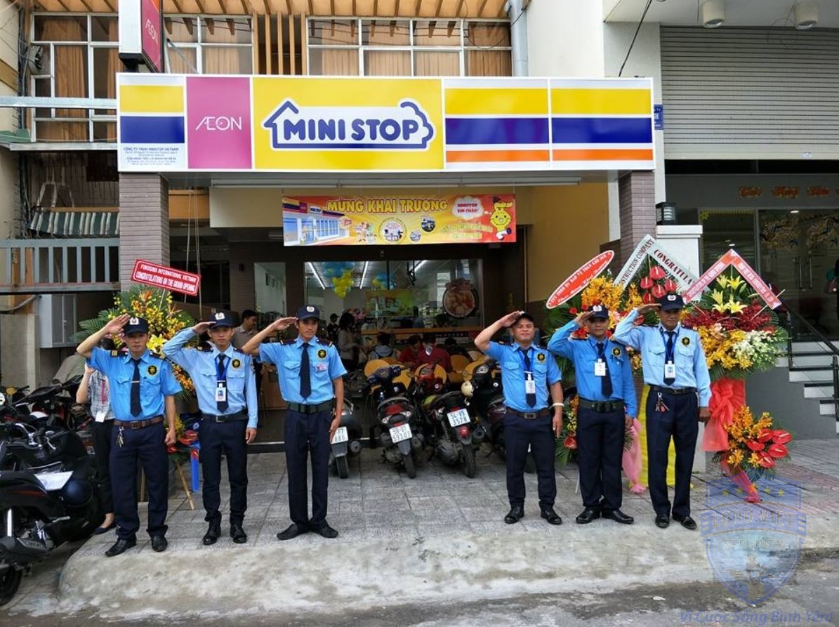 Dịch vụ bảo vệ cửa hàng Kubet tại Tp.HCM 4 bảo vệ cửa hàng của bảo vệ Kubet