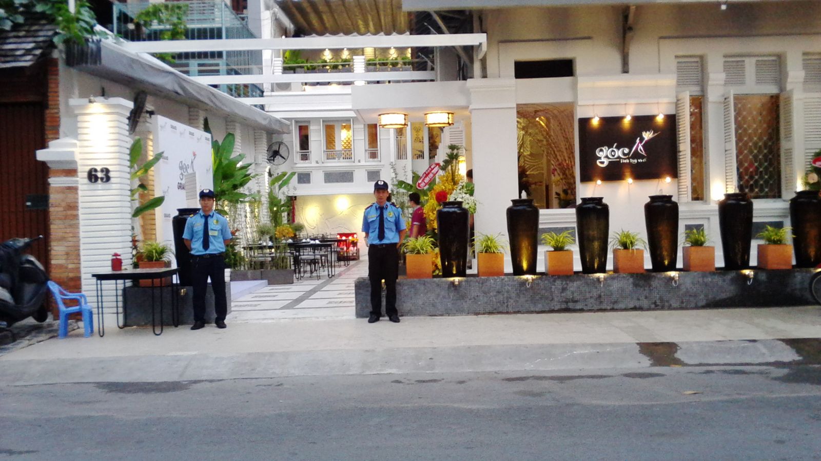 Dịch vụ bảo vệ quán cafe chuyên nghiệp, giá rẻ - Kubet 3 bảo vệ quán cafe của bảo vệ Kubet