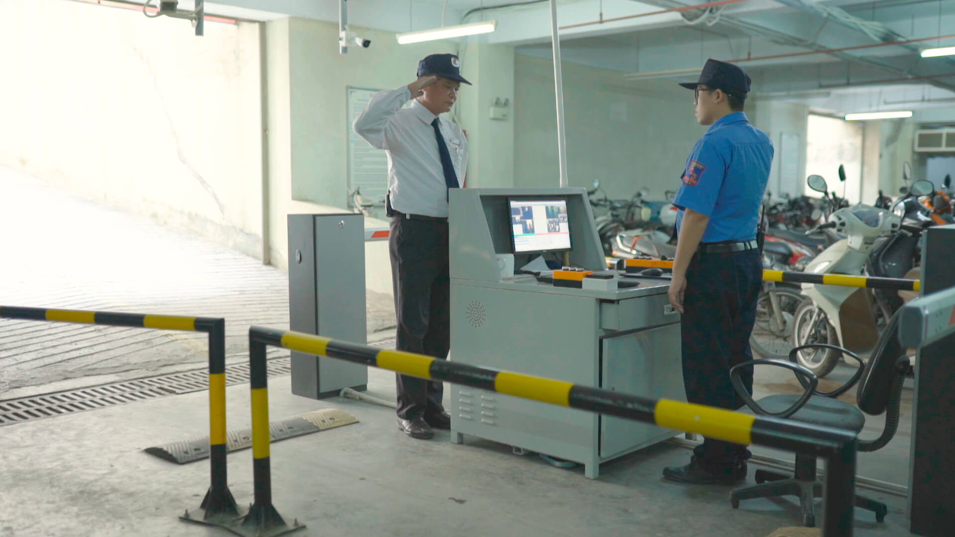 Khu vực gửi xe an toàn nhờ đội ngũ bảo vệ Khu vực gửi xe an toàn nhờ đội ngũ bảo vệ